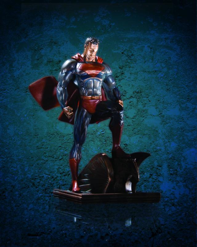 SUPERMAN PATINA MINI STATUE (RES)