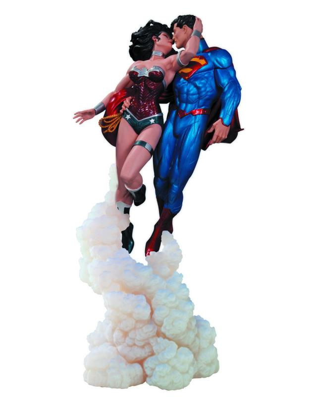 SUPERMAN WONDER WOMAN THE KISS STATUE