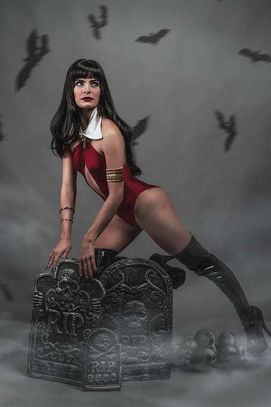 VENGEANCE OF VAMPIRELLA #8 1:20 TITAN COSPLAY RATIO VARIANT