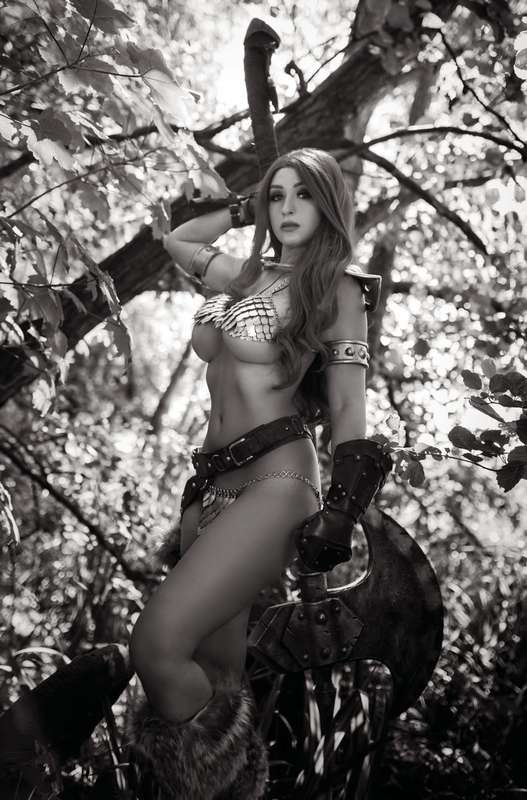 RED SONJA THE SUPERPOWERS #1 1:11 COSPLAY B&W VIRGIN FOC