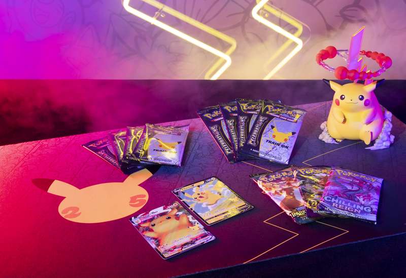 Pokemon TCG (PKMN): Celebrations Premium Figure Collection - Pikachu Vmax